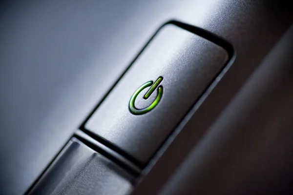 緑の光る電源ボタン。クローズ アップ ショット — ストック写真