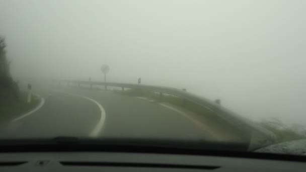 Voiture conduisant la route de brouillard — Video