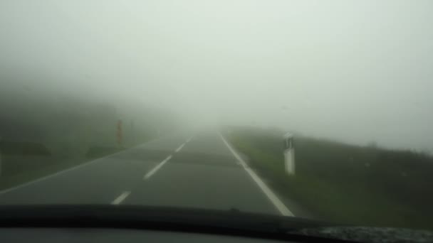 Auto rijden de mist weg — Stockvideo