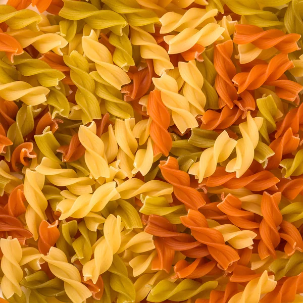 Pasta Fusilli colorata textur bakgrund — Stockfoto