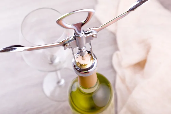 Botella de vino con sacacorchos sobre fondo de madera — Foto de Stock