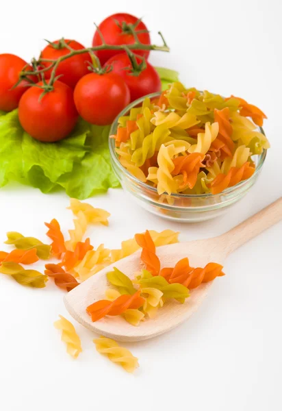 Tomaten, blad en plakken geïsoleerd op een witte — Stockfoto