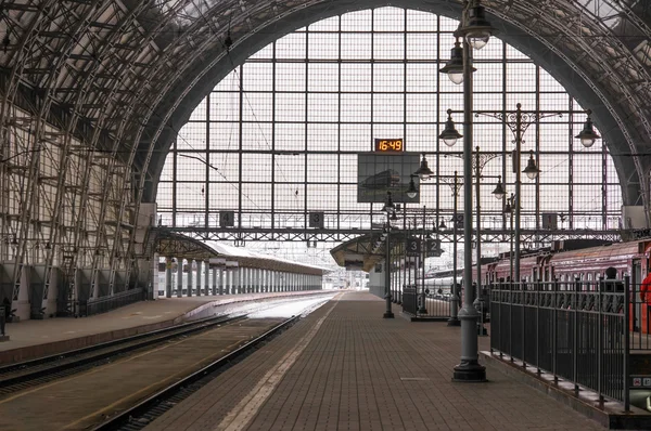 Rode trein op een station in Moskou — Stockfoto