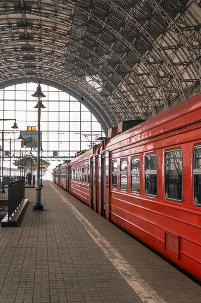 Comboio vermelho em uma estação em Moscou — Fotografia de Stock