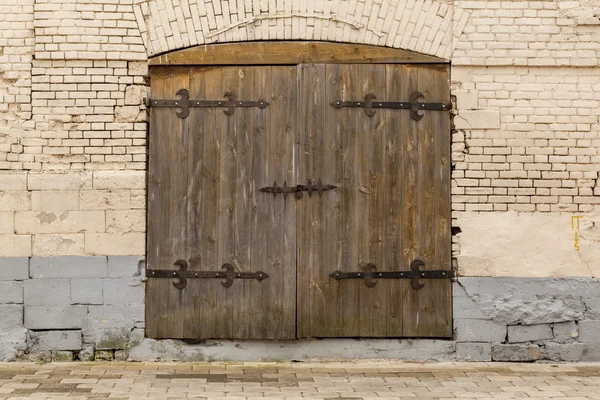 Ősi fából készült ajtó a régi kővárfalban — Stock Fotó