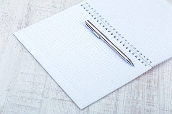 Lege Kladblok met pen op een bureau — Stockfoto