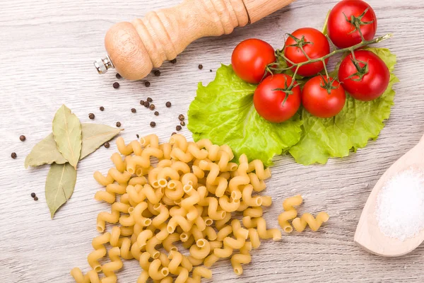 Pasta, pomodori e pepe su fondo di legno — Foto Stock