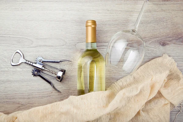 Botella de vino con sacacorchos sobre fondo de madera — Foto de Stock