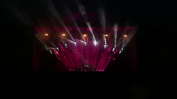 Cena de luz em grande estádio na festa rave — Vídeo de Stock