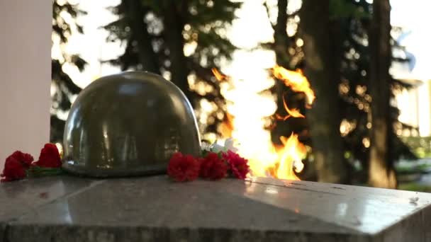 Ewige Flamme am Denkmal für unbekannten Soldaten — Stockvideo