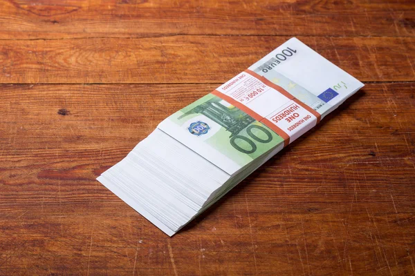 Close-up van 100 Euro-bankbiljetten op hout achtergrond — Stockfoto