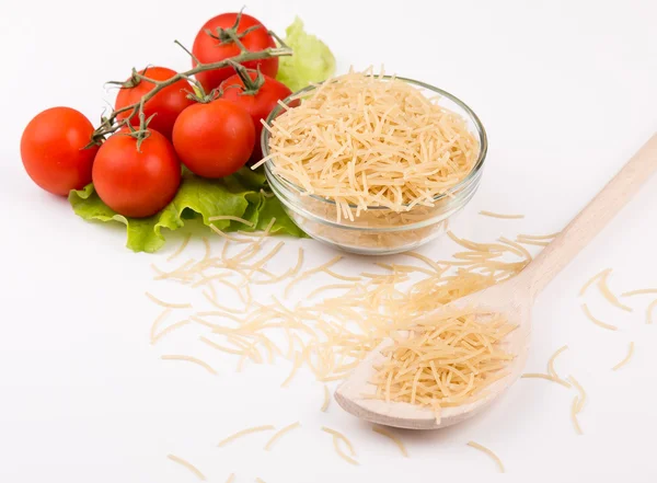 Tomates, folhas e pastas isoladas sobre um branco — Fotografia de Stock