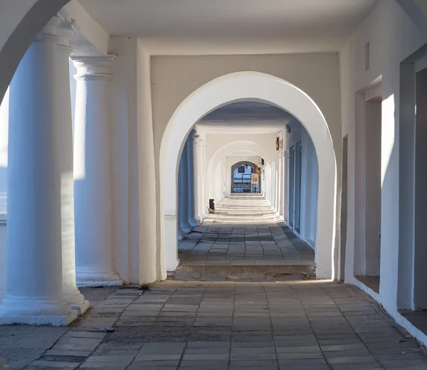Filary i łukowy korytarz Rosja Suzdal — Zdjęcie stockowe