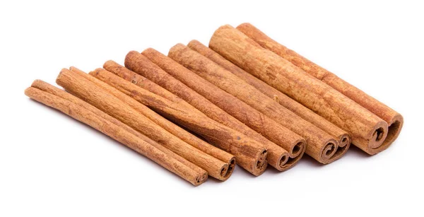 Palitos de canela aislados sobre fondo blanco — Foto de Stock