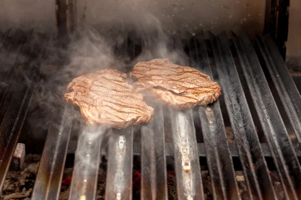 Gros plan sur le barbecue avec deux steaks de porc — Photo