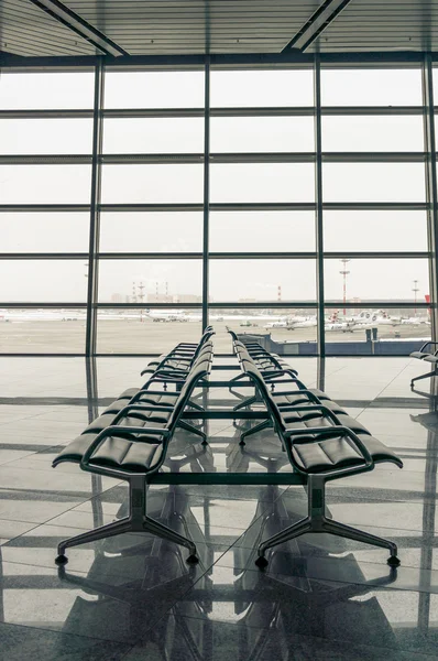 Sièges et fenêtre de l'aire d'attente de l'aéroport — Photo