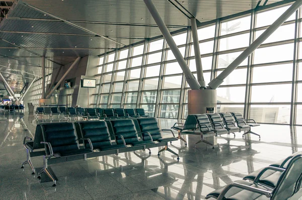 Asientos de la zona de espera del aeropuerto y ventana —  Fotos de Stock