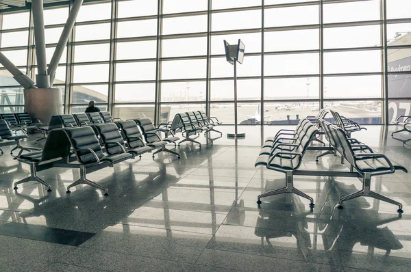 Asientos de la zona de espera del aeropuerto y ventana — Foto de Stock