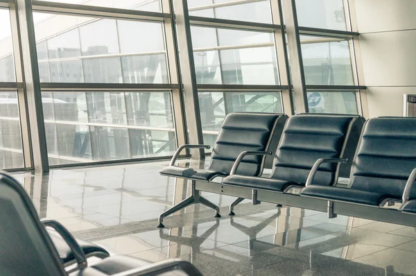 Asientos de la zona de espera del aeropuerto y ventana — Foto de Stock