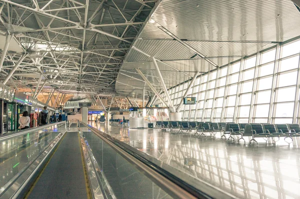 Asientos de la zona de espera del aeropuerto y ventana — Foto de Stock