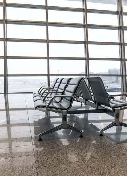 Sièges et fenêtre de l'aire d'attente de l'aéroport — Photo