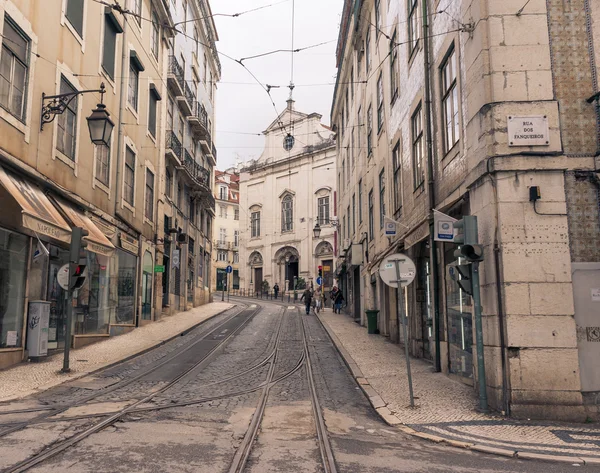 Vecchia strada nel centro di Lisbona . — Foto Stock