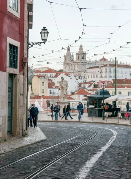 Oude straat in het centrum van Lissabon. — Stockfoto