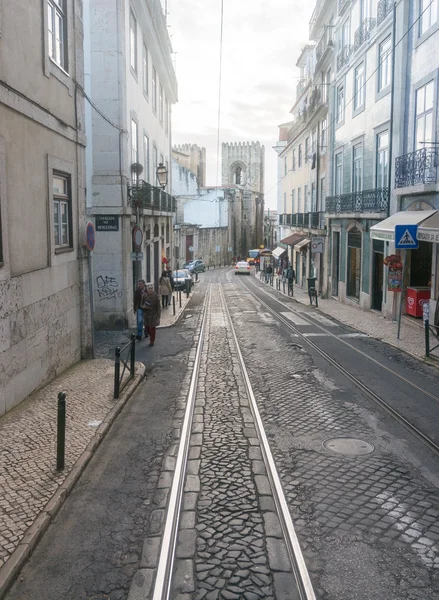 Rua velha no centro de Lisboa . — Fotografia de Stock