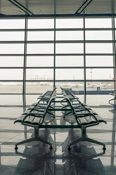 Flygplatsen väntrummet, sittplatser och utanför fönstret — Stockfoto