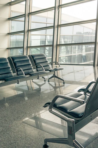 Sala de espera del aeropuerto, asientos y fuera de la ventana — Foto de Stock