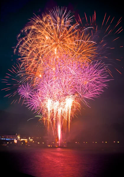 Färgstarka fyrverkeri i en natthimmel — Stockfoto