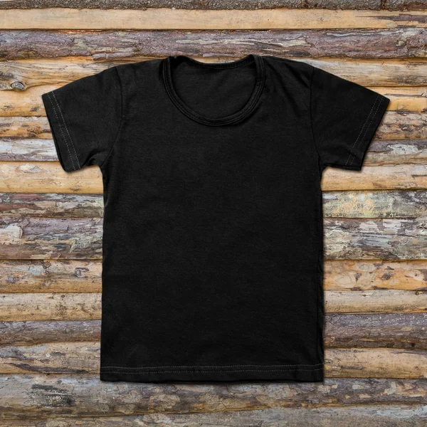 Zwart leeg t-shirt op houten achtergrond — Stockfoto