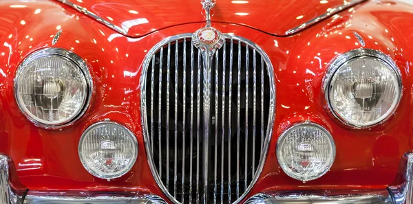 Красный винтажный автомобиль Jaguar — стоковое фото