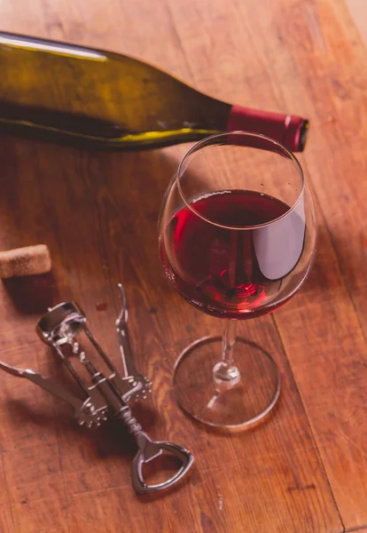 Vino tinto sobre fondo de madera — Foto de Stock