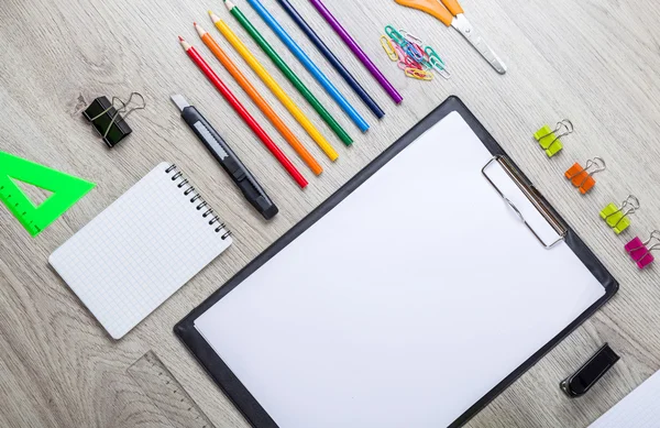 Skolmaterial med pennor, färg och linjaler — Stockfoto