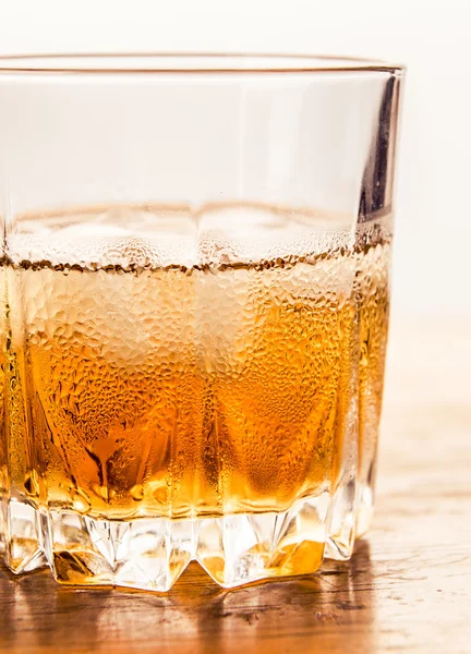 Glas av kall whisky på träytan — Stockfoto