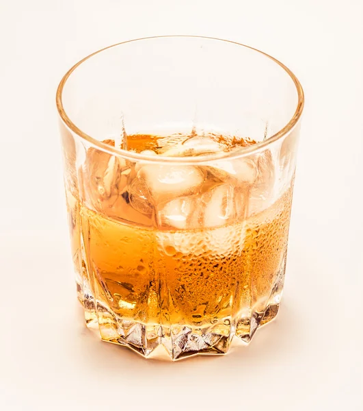 Vaso de whisky frío sobre blanco — Foto de Stock