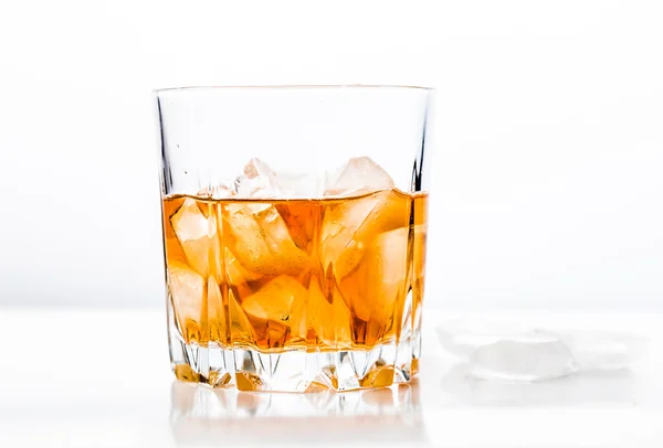 Glas av kall whisky på träytan — Stockfoto
