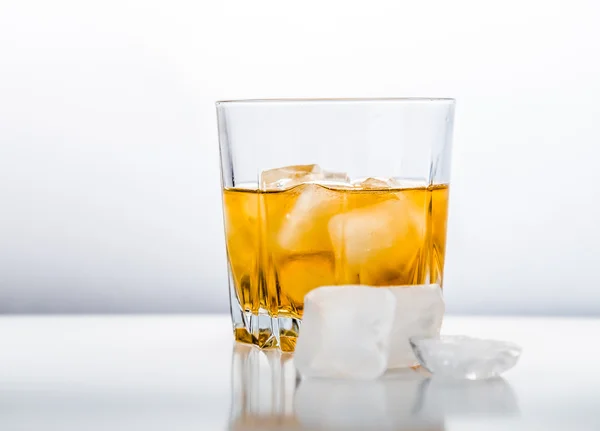 Vaso de whisky frío en superficie blanca — Foto de Stock
