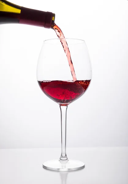 Vino tinto que se vierte en vidrio — Foto de Stock