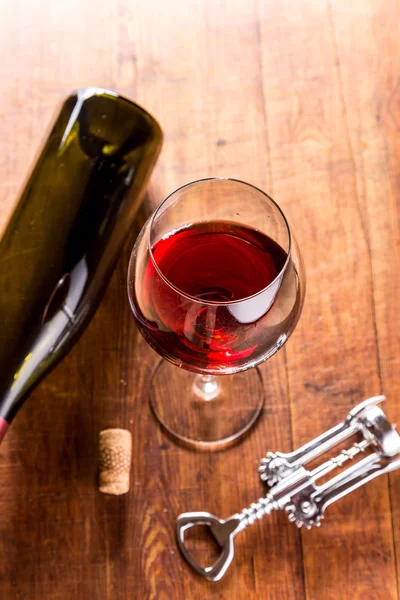 Vörös bor, fából készült háttér — Stock Fotó