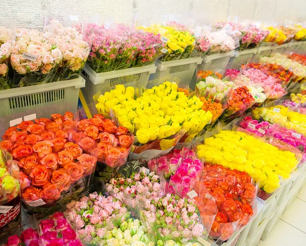 Hermosas flores de colores en la tienda de flores —  Fotos de Stock