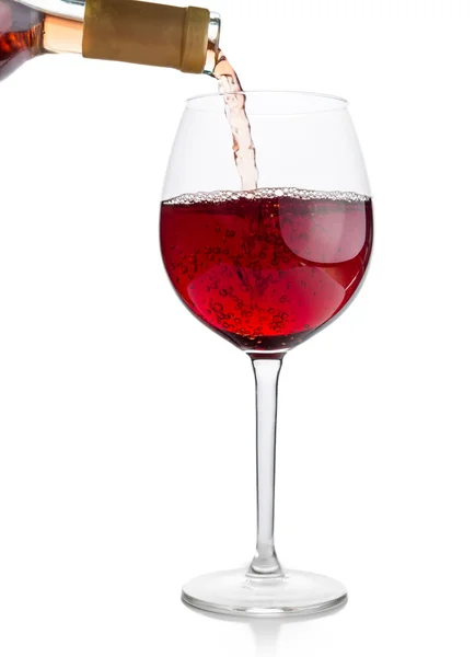 Rött vin som hälls i glaset — Stockfoto