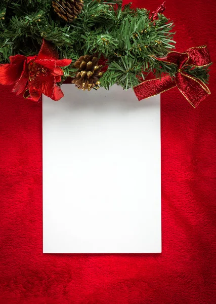 用白纸上的红色圣诞贺卡 — 图库照片