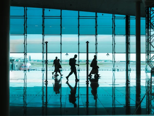 Personnes avec bagages marchant à l'aéroport — Photo