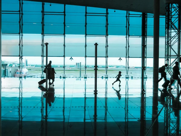 People with luggage walking at airport — Stock Photo, Image