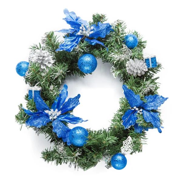 Corona blu di Natale isolata su bianco — Foto Stock