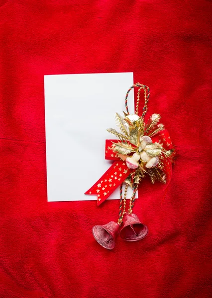 Χριστουγεννιάτικη κάρτα με το λευκό βιβλίο για το κόκκινο — Φωτογραφία Αρχείου