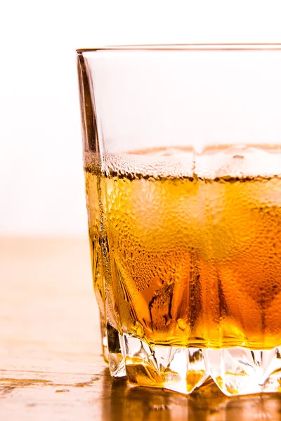 Ett glas whisky och is — Stockfoto