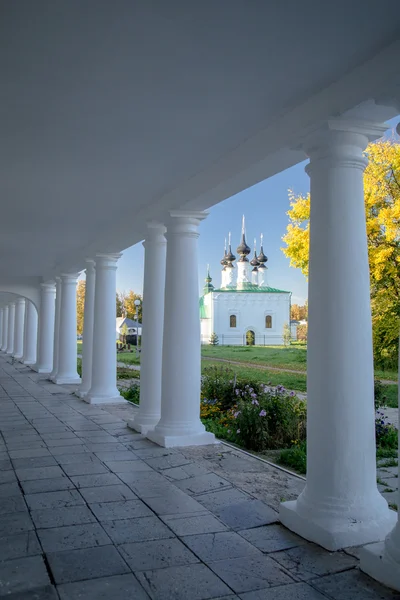 Pelare och Arch Hall perspektiv Ryssland Suzdal — Stockfoto